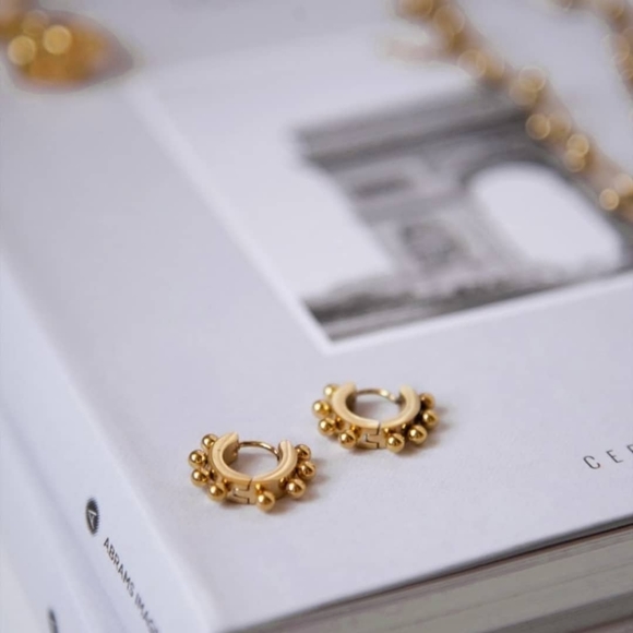 Studded huggies - Picture 1 of 2